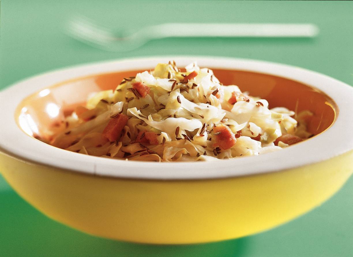 Lauwwarme spitskoolsalade met karwijzaad