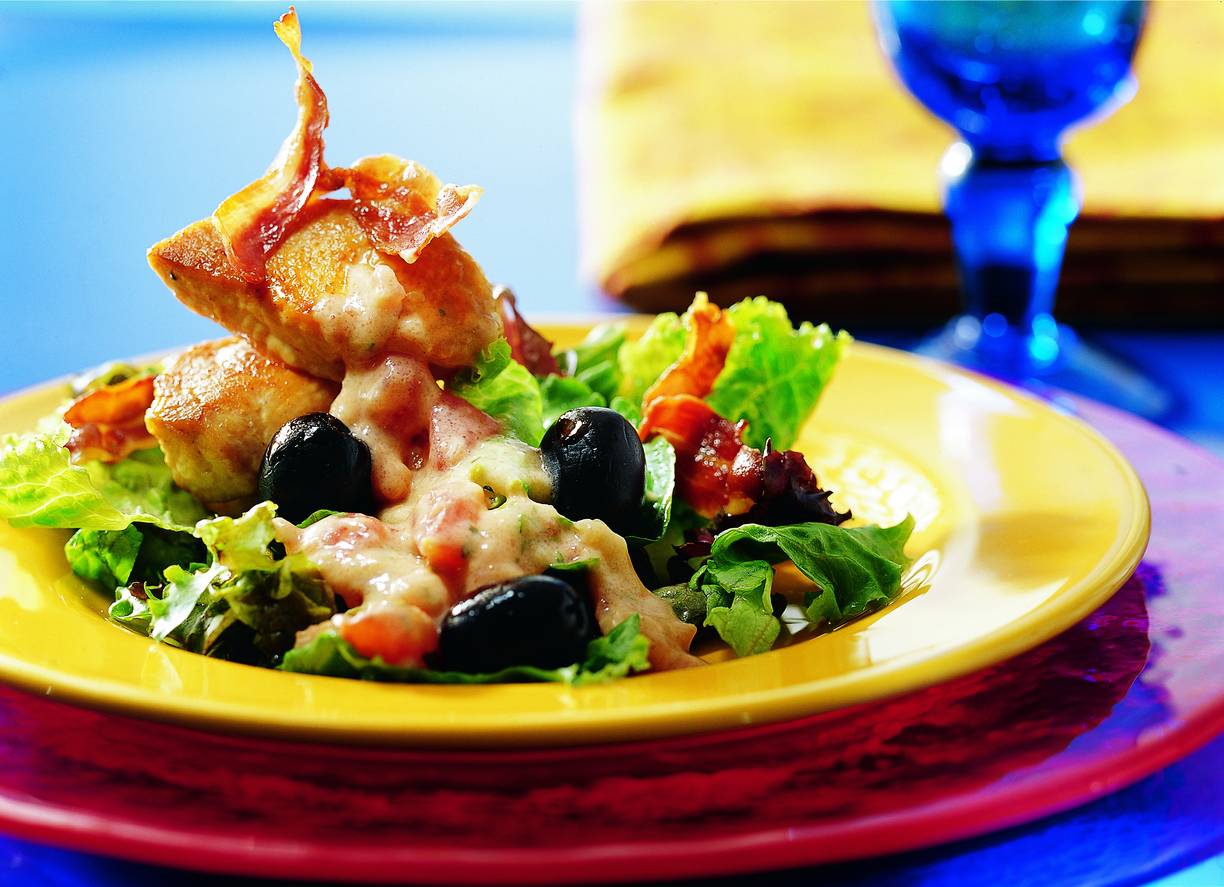 Lauwwarme salade van kalkoenmedaillons in tomaat-dragonsaus