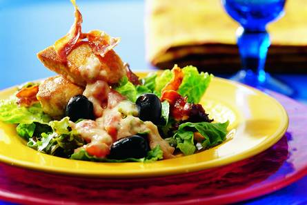Lauwwarme salade van kalkoenmedaillons in tomaat-dragonsaus