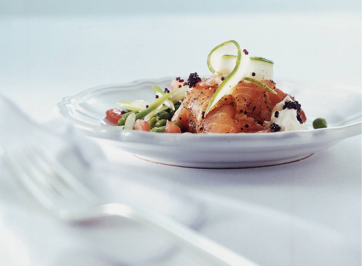 Gravad lachs op erwtjessalade met kaviaar