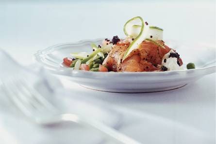 Gravad lachs op erwtjessalade met kaviaar
