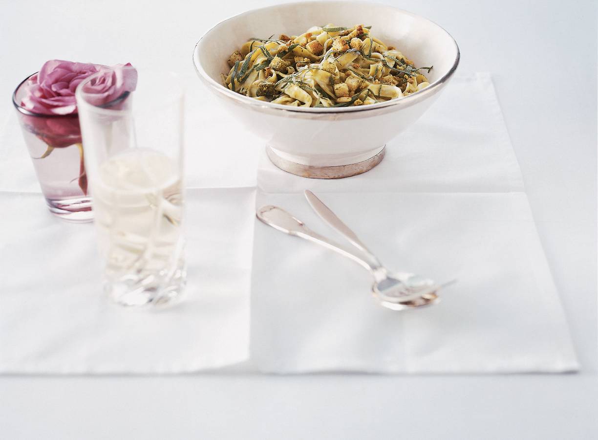 Groene tagliatelle met blauwe-kaassaus en croutons
