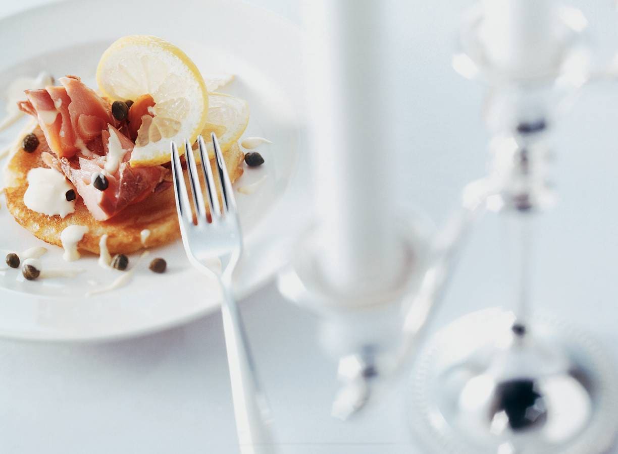 Pannenkoektaartje met zalm en Hollandaisesaus