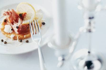 Pannenkoektaartje met zalm en Hollandaisesaus