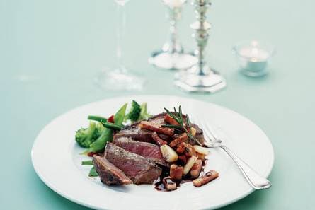 Entrecote met rode-wijnkaramel en gepofte knoflook