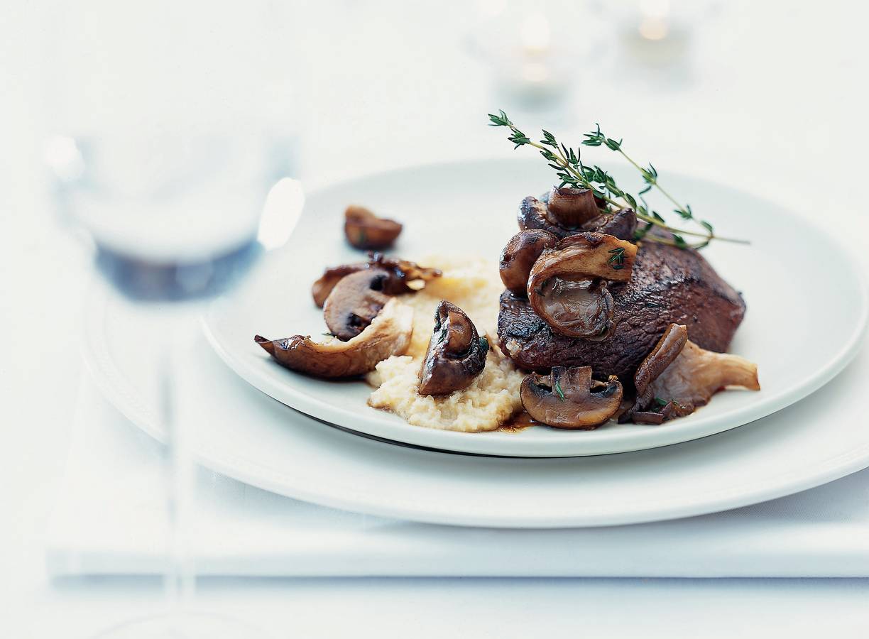 Hertenbiefstuk met romige zuurkoolpuree en gebakken paddenstoelenmelange