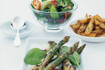 Salade met geroosterde groene asperges