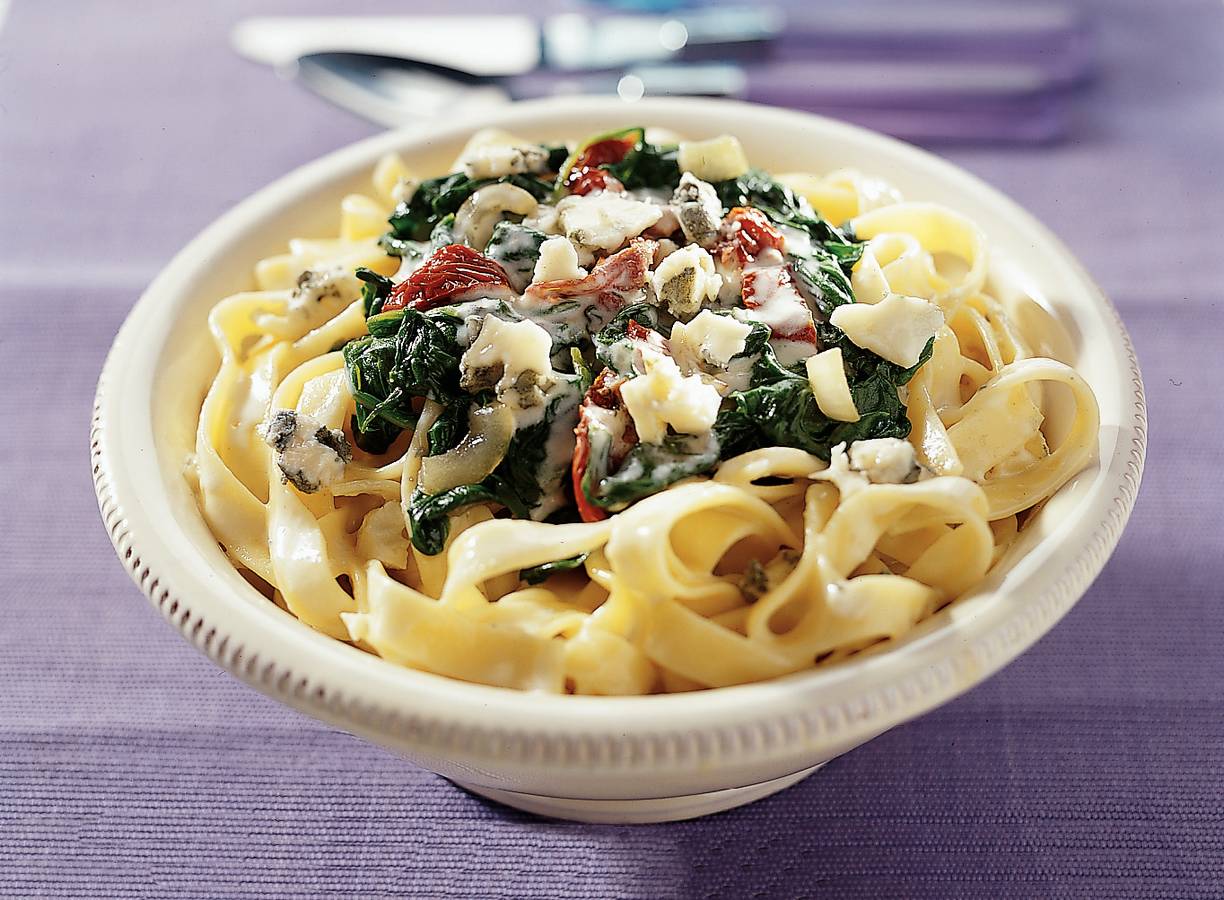 Romige tagliatelle met bladspinazie en roquefort