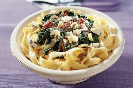 Romige tagliatelle met bladspinazie en roquefort