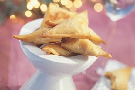 Samosa's met geitenkaas en zongedroogde tomatentapenade