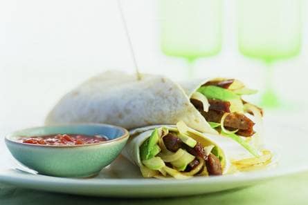 Tortilla met avocado en beefburger