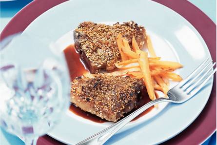 Lamskoteletjes met een saus van rode wijn en chocolade