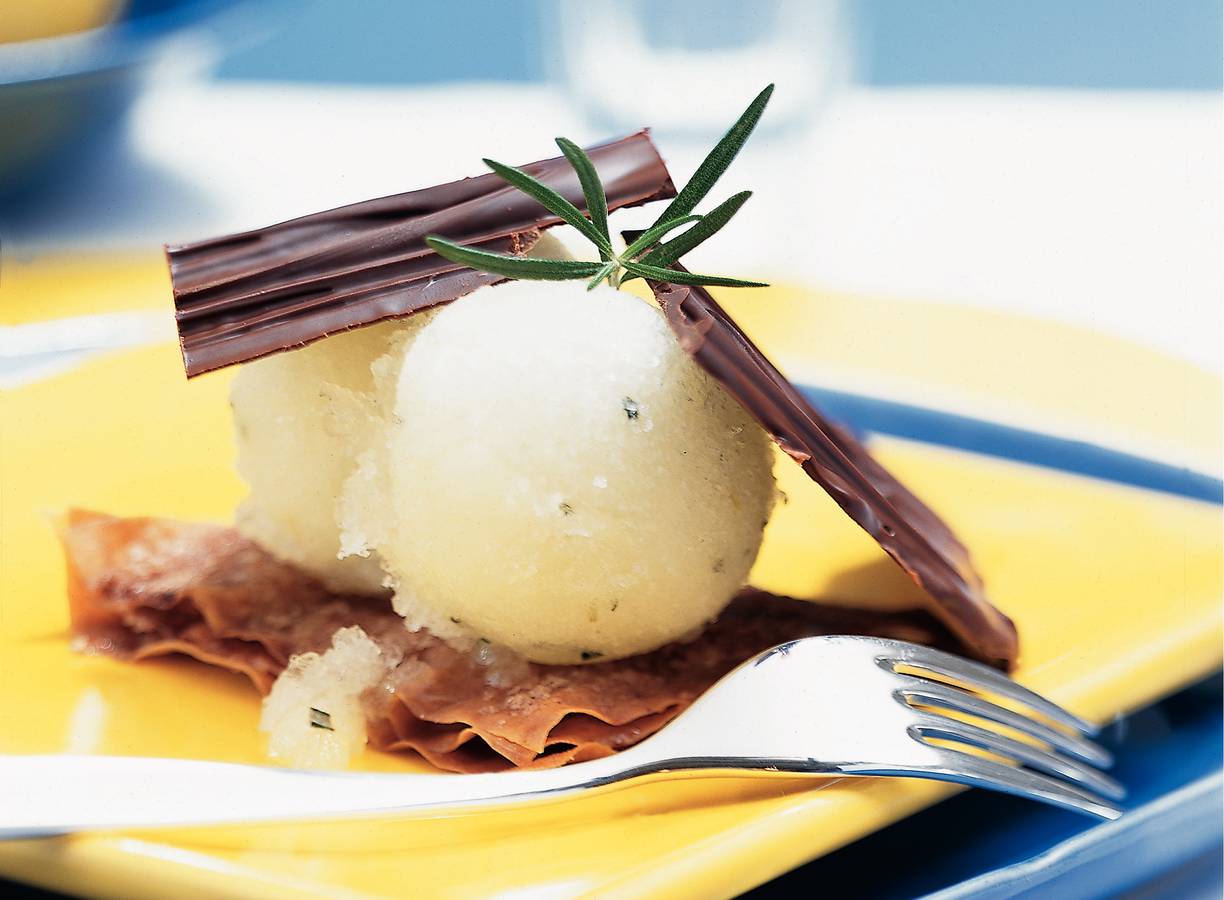 Tompouce Napoleon van melkchocolade en appel-rozemarijnijs