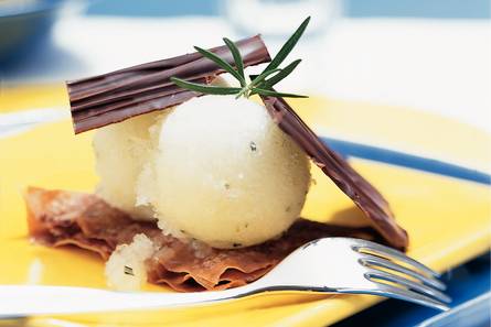 Tompouce Napoleon van melkchocolade en appel-rozemarijnijs