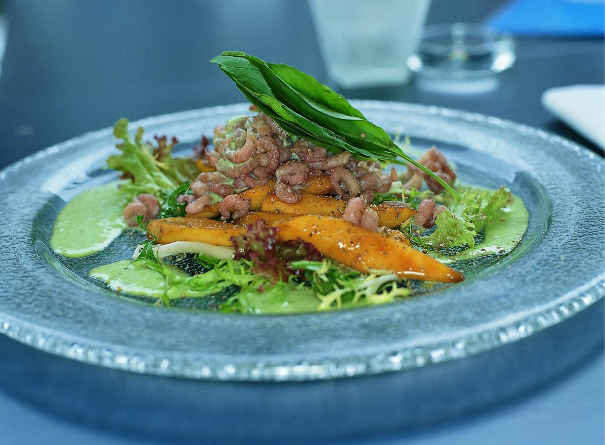 Salade van Hollandse garnalen met mango en basilicumdressing