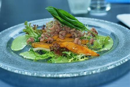 Salade van Hollandse garnalen met mango en basilicumdressing