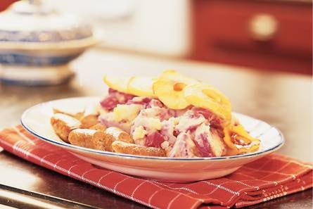 Rode-koolstamppot met gebakken appeltjes