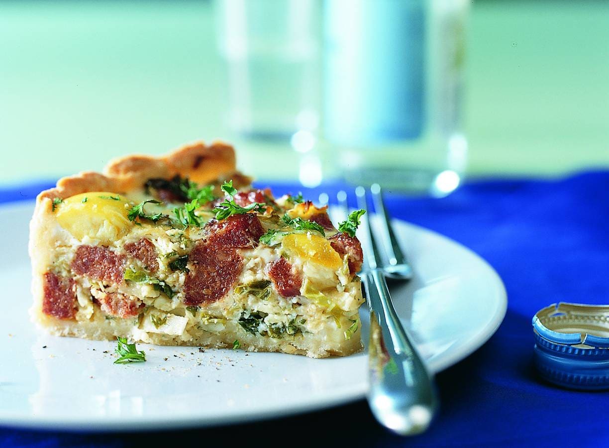 Groene-kooltaart met chorizo en kaas