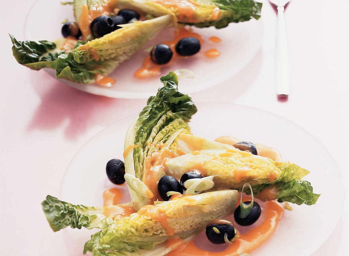 Little-gemsalade met tomaten-dressing