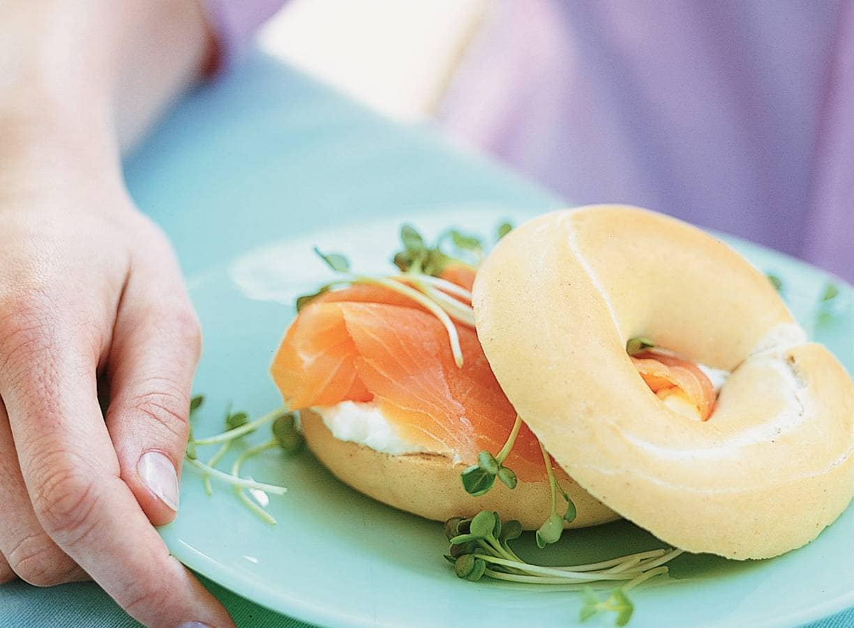 Bagels met gerookte zalm en mierikswortel