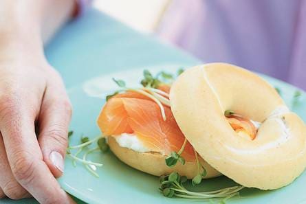 Bagels met gerookte zalm en mierikswortel