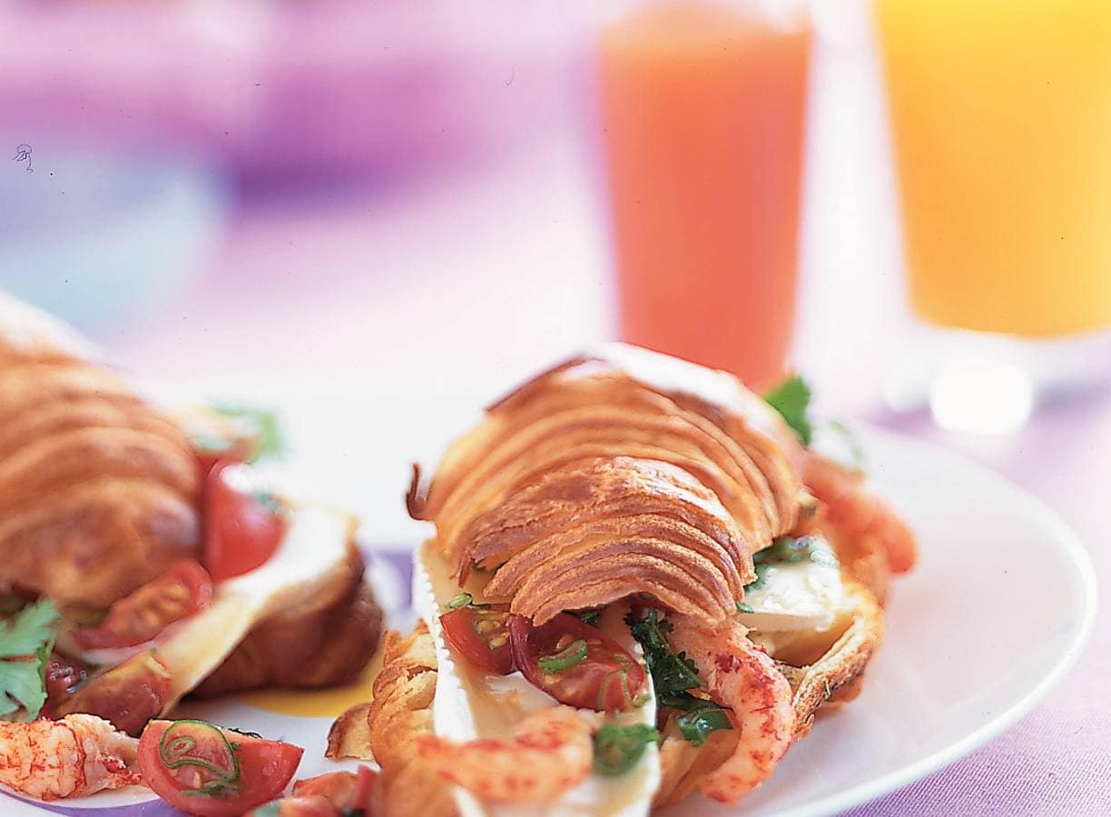 Warme croissants met brie en rivierkreeftjes