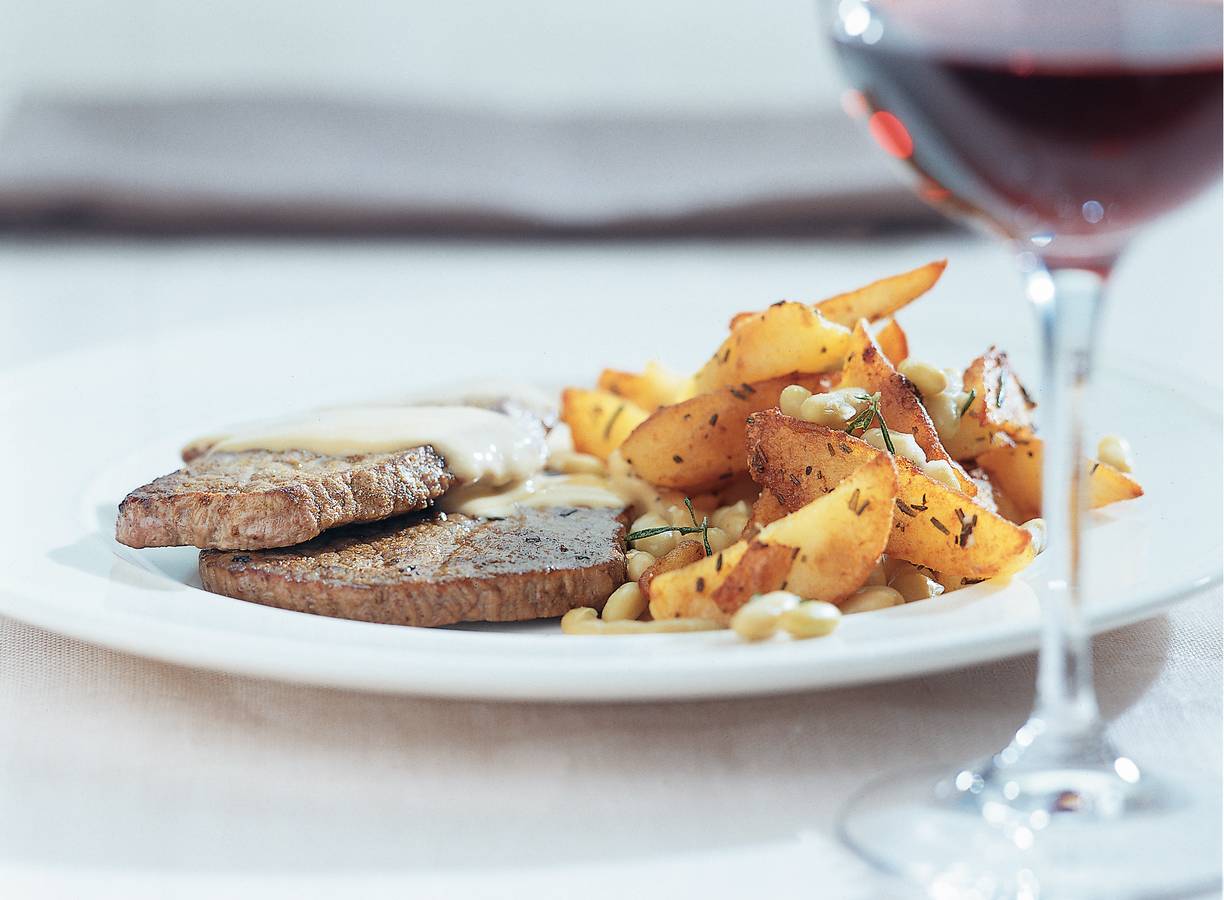 Rosbief met mosterdsaus en rozemarijn-aardappeltjes