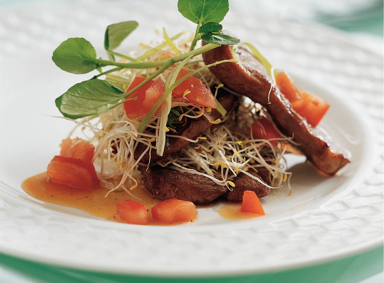 Lamsboutsalade met tomaat-sojasalsa