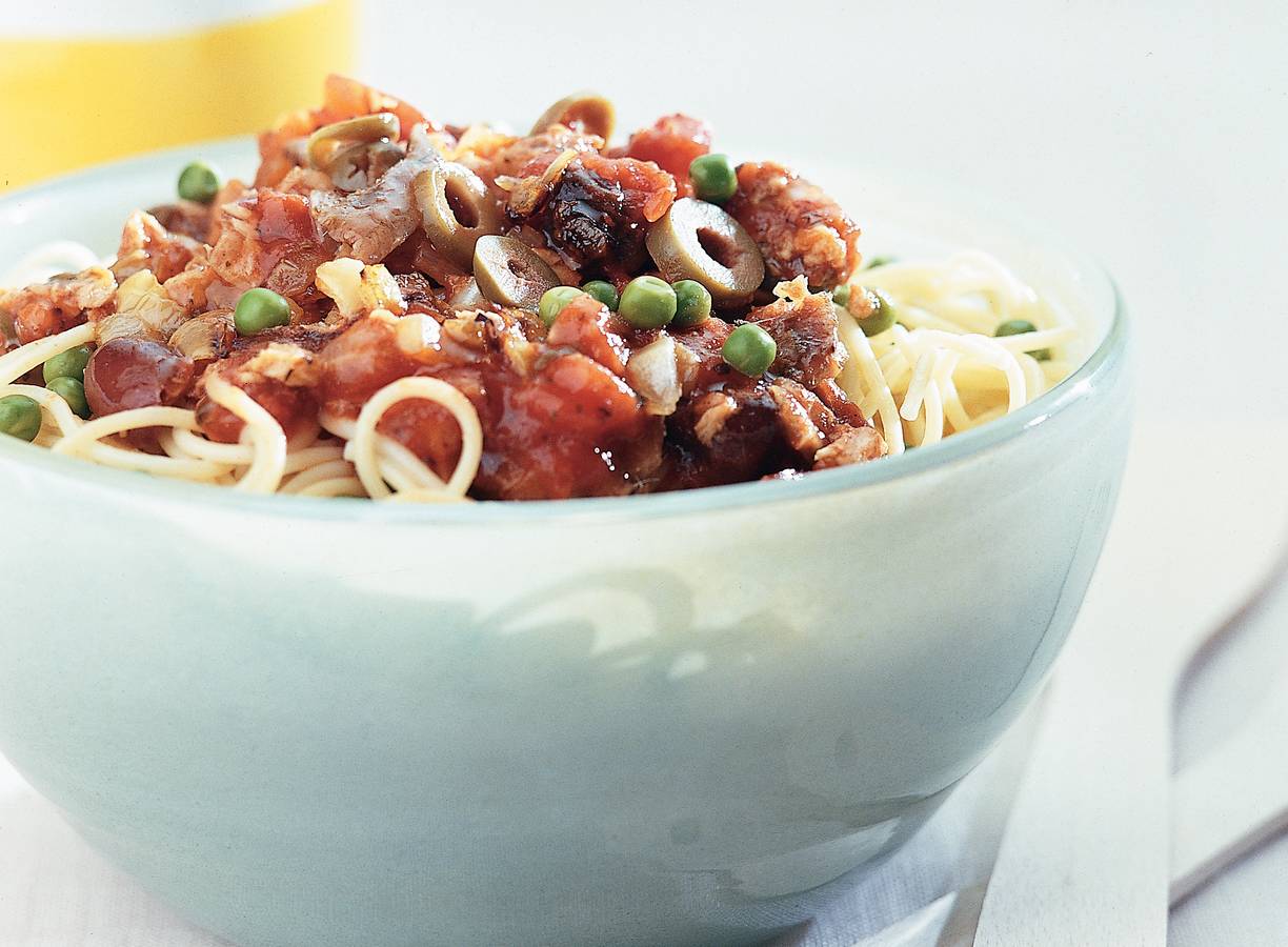 Pasta met ansjovis-olijvensaus