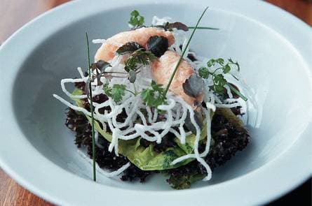 Paassalade met een nestje van gefrituurde mihoen en
zalmmousse