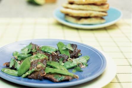 Peultjes met rundvleesreepjes en Thaise dressing