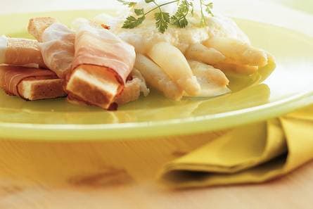 Witte asperges met hollandaisesaus