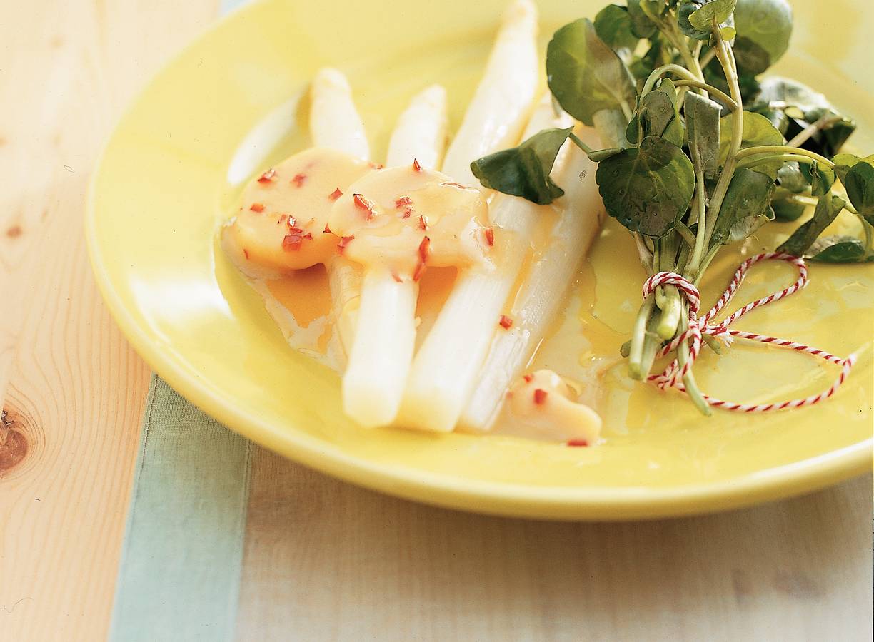 Witte asperges met sereh-sojaboter