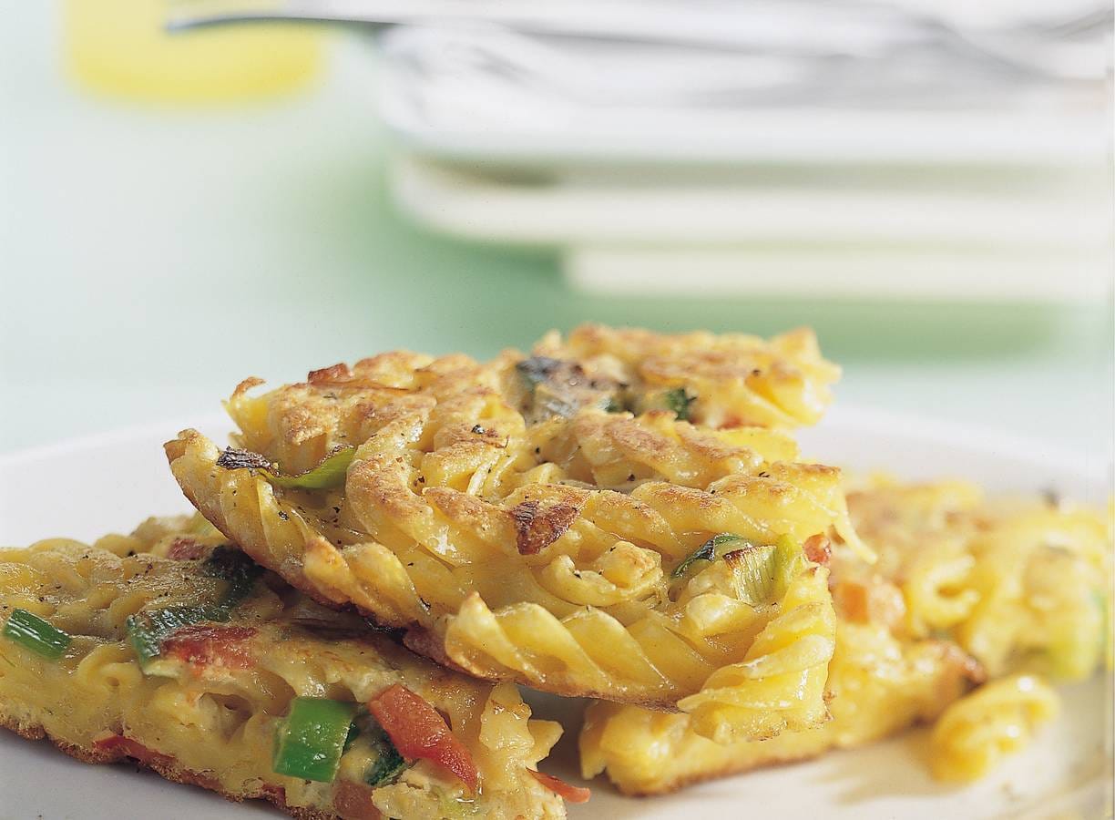 Frittata met fusilli en Italiaanse groenten
