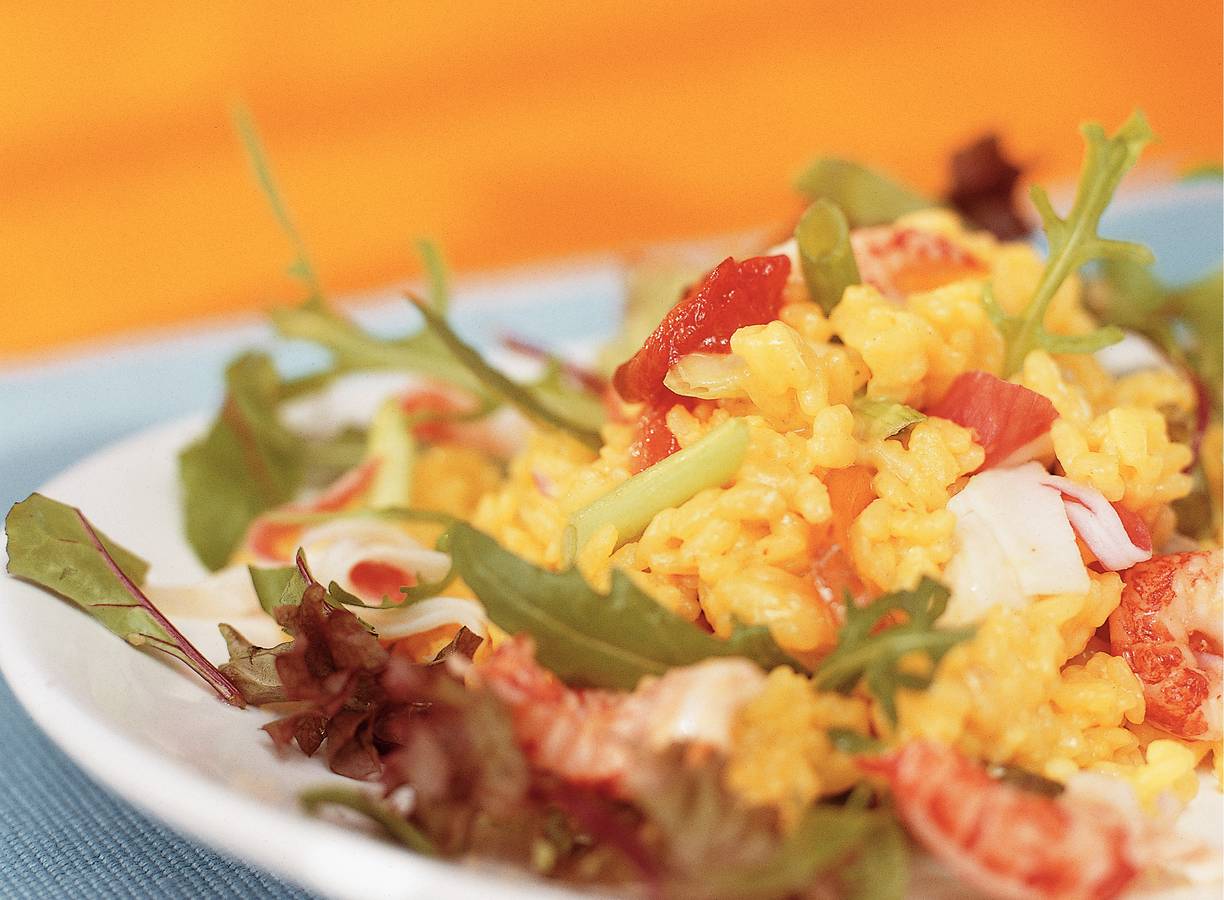 Lauwwarme saffraanrijstsalade met rivierkreeftjes