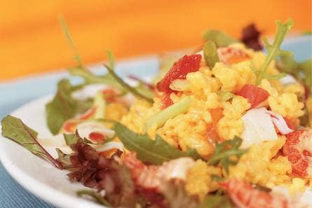 Lauwwarme saffraanrijstsalade met rivierkreeftjes