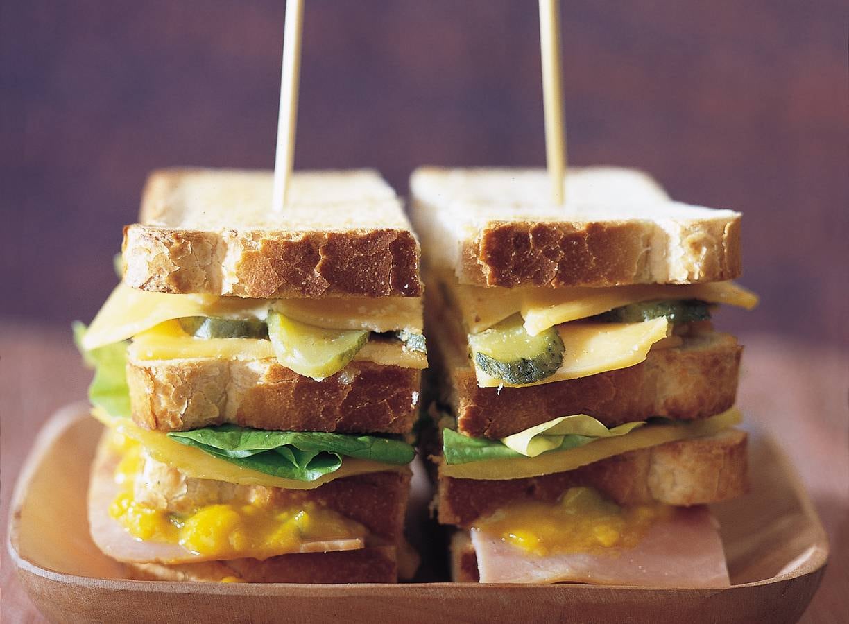 Mango-cheddar clubsandwich