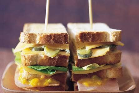 Mango-cheddar clubsandwich