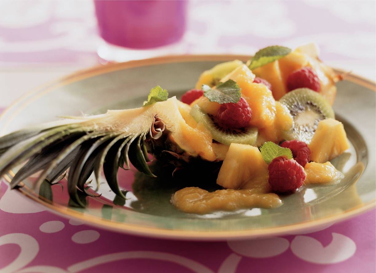 Gevulde ananas met mangosaus