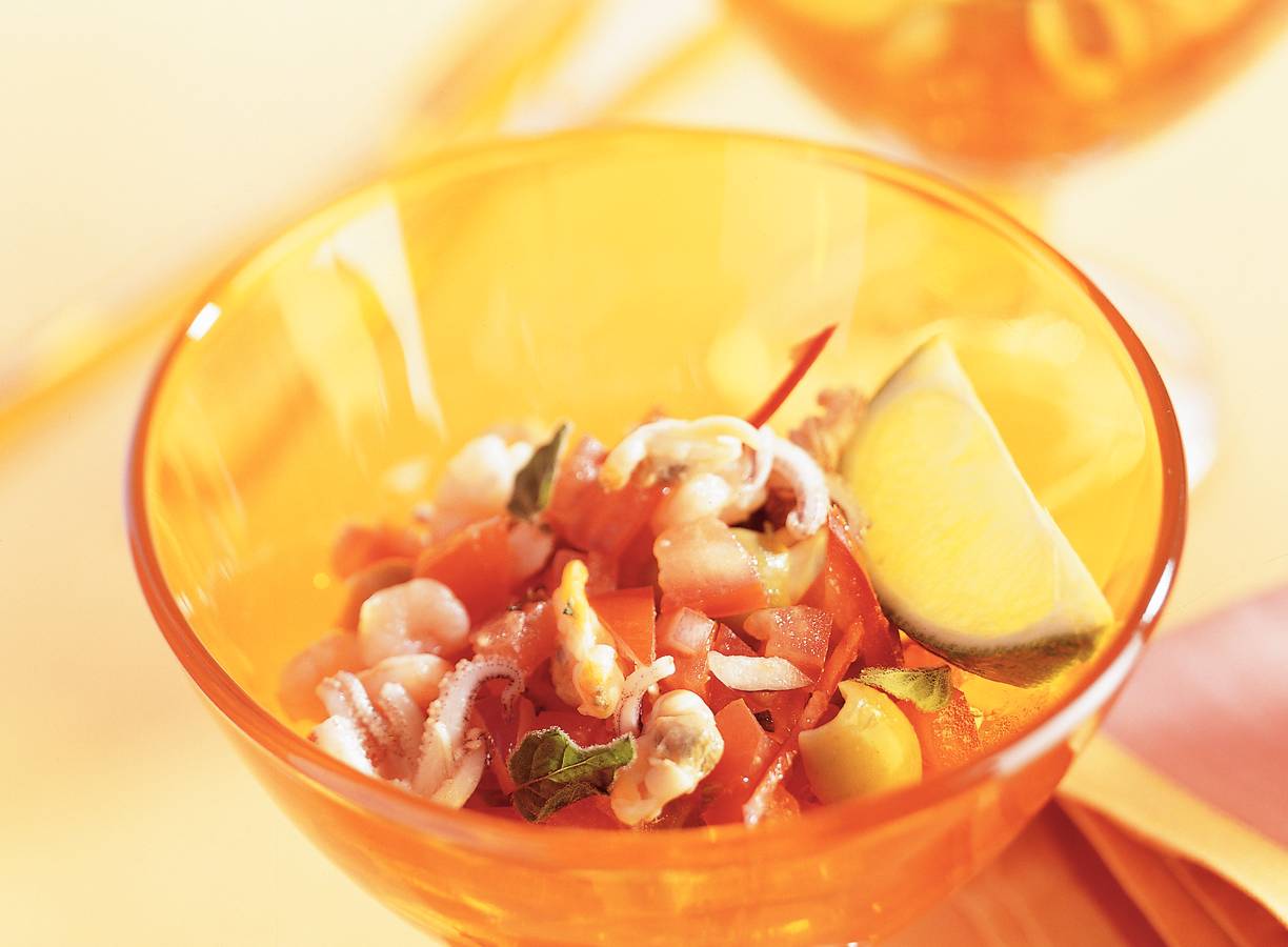 Cocktail met gemarineerde tomaten en zeefruit