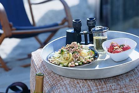 Courgette-tagliatelle met garnalen in knoflook-bieslookolie