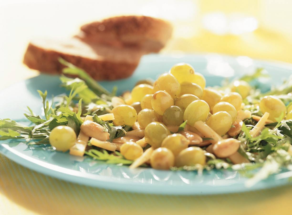 Salade met gebakken druiven en amandelen
