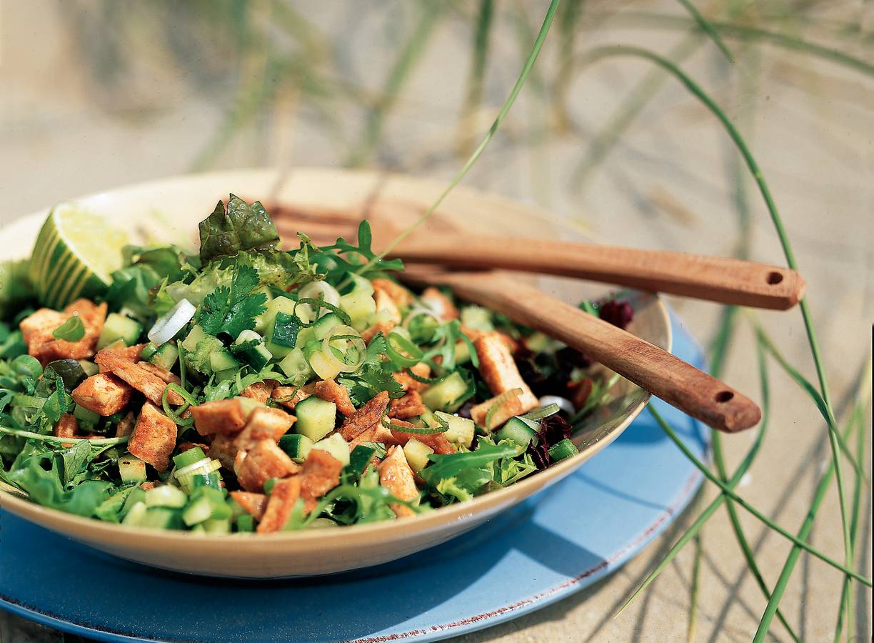 Oosterse salade met fijngehakte tofu