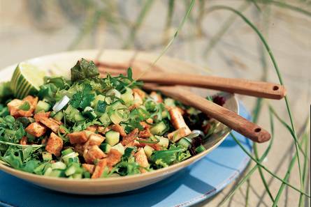 Oosterse salade met fijngehakte tofu