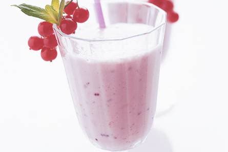 Yoghurtshake met rode vruchten