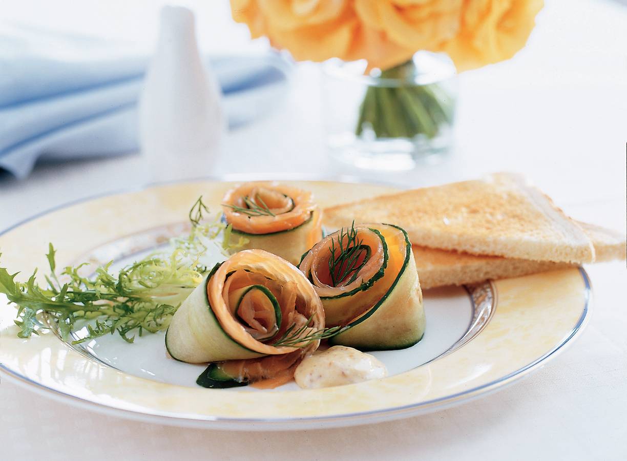 Zalm-komkommerroosjes met romige sinaasappelsaus