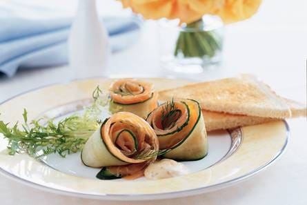 Zalm-komkommerroosjes met romige sinaasappelsaus