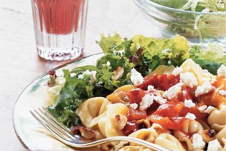 Cappelletti met paprikasaus en hazelnoten