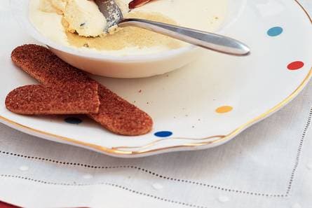 Honingmousse met rozemarijn en dadels