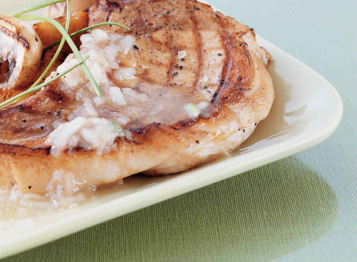 Gegrilde ribkarbonade met perendressing